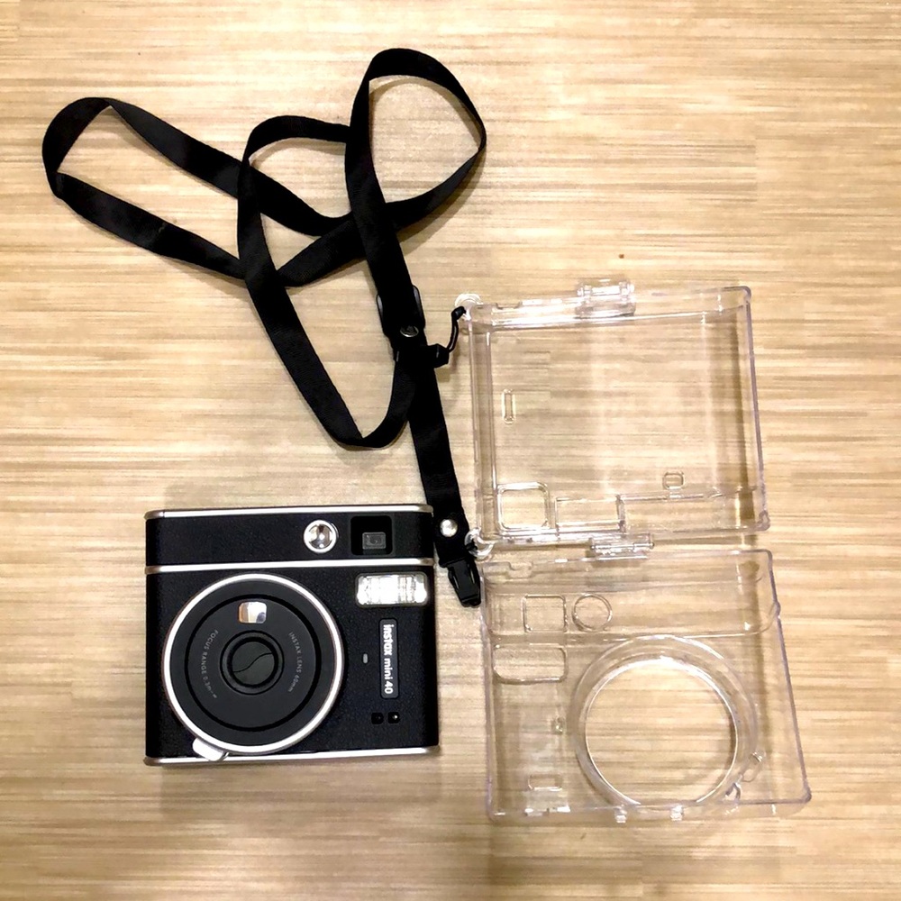 Instax mini 40 Fuji film camera with focus range 0.3m~                 lens 60mm